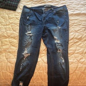 Distressed skinny jeans